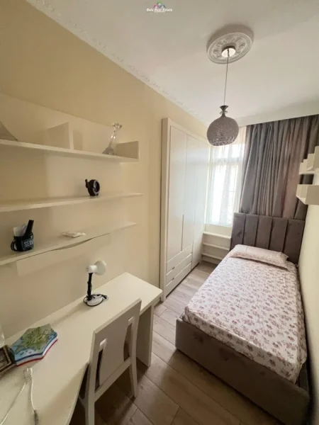 Tirane, jepet me qera apartament 3+1 Kati 3, 100 m² 1.200 € (ish ekspozita)