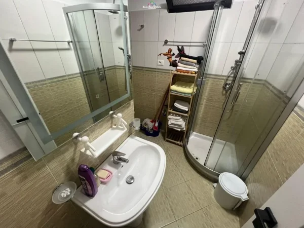 Tirane, jepet me qera apartament 3+1 Kati 3, 100 m² 1.200 € (ish ekspozita)