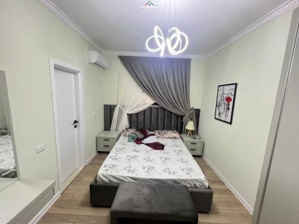 Tirane, jepet me qera apartament 3+1 Kati 3, 100 m² 1.200 € (ish ekspozita)