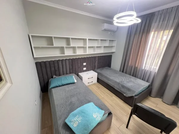 Tirane, jepet me qera apartament 3+1 Kati 3, 100 m² 1.200 € (ish ekspozita)