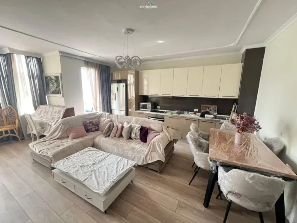 Tirane, jepet me qera apartament 3+1 Kati 3, 100 m² 1.200 € (ish ekspozita)