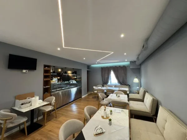 Tirane, shitet ambjent biznesi Kati 0, 82 m² 42.000 € (KOMUNA E PARISIT)