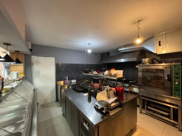 Tirane, shitet ambjent biznesi Kati 0, 82 m² 42.000 € (KOMUNA E PARISIT)