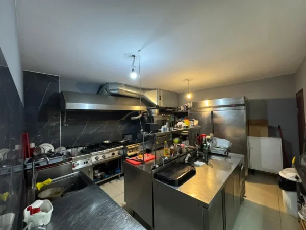 Tirane, shitet ambjent biznesi Kati 0, 82 m² 42.000 € (KOMUNA E PARISIT)