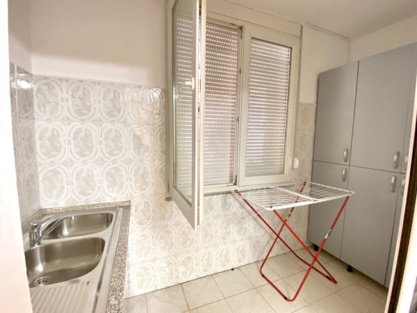 Tirane, jepet me qera apartament 2+1+Ballkon Kati 2, 80 m² 700 € (Rruga Fortuzi)
