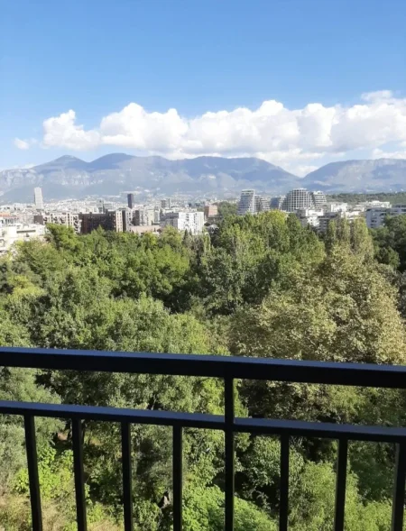 Tirane, jepet me qera apartament 1+1 Kati 5, 650 €
