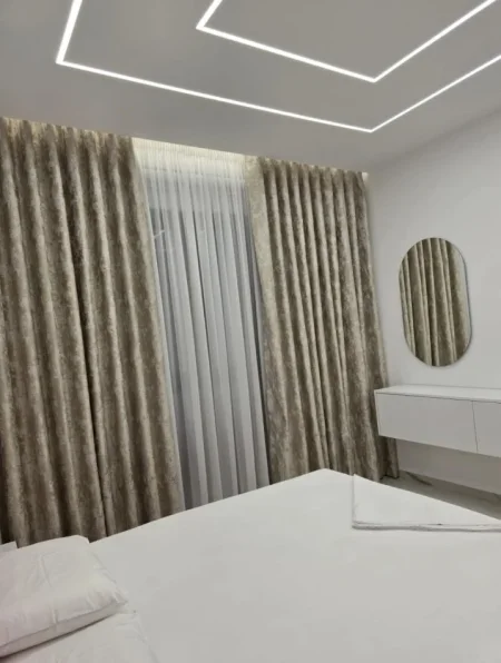 Tirane, jepet me qera apartament 1+1 Kati 5, 650 €