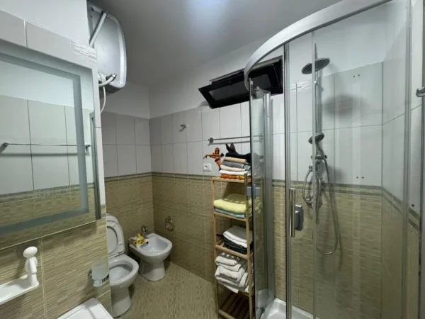 Tirane, jepet me qera apartament 3+1+Ballkon Kati 3, 95 m² 1.050 € (Rruga. Njazi Demi)
