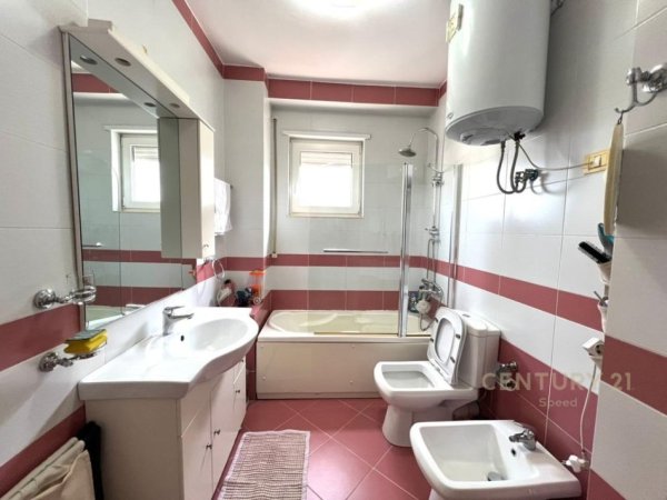 Tirane, jepet me qera apartament 3+1 Kati 4, 136 m² 750 € (Gener 2 , Hipoteka)