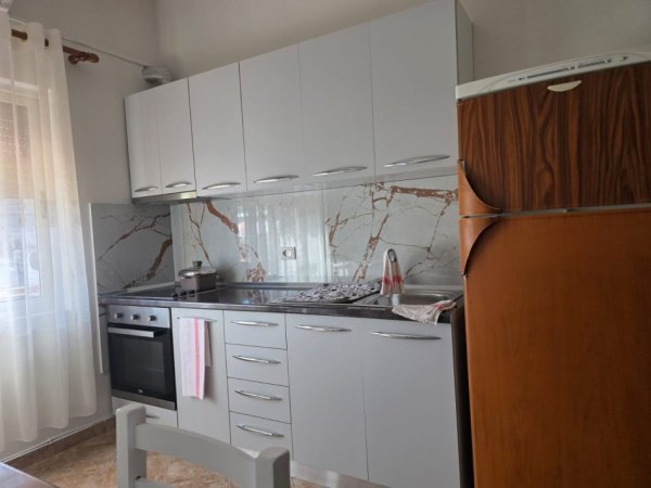 Tirane, jepet me qera apartament 1+1 Kati 2, 65 m² 400 € (yzberisht)
