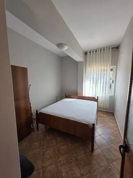Tirane, jepet me qera apartament 1+1 Kati 2, 65 m² 400 € (yzberisht)