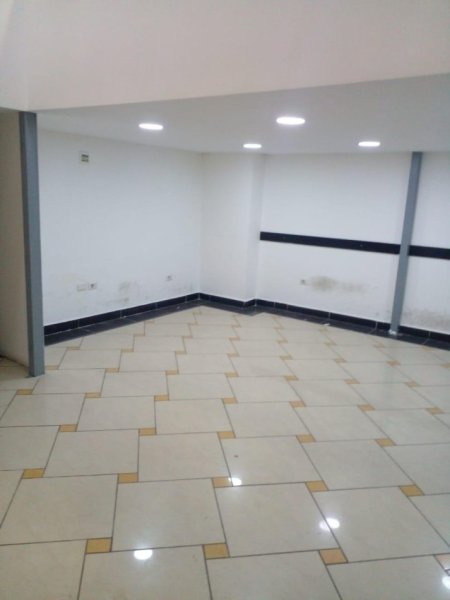 Tirane, jepet me qera ambjent biznesi Kati 1, 60 m² 600 € (ambient biznesi ne qender)