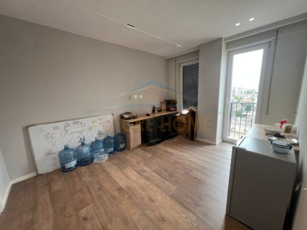 Tirane, shitet apartament 3+1+2+Ballkon Kati 6, 95 m² 300.000 € (21 Dhjetori, Rruga Frosina Plaku)