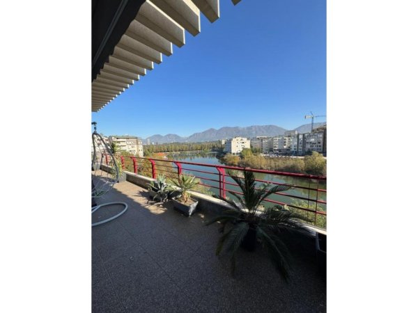 Tirane, shitet apartament 2+1+Ballkon Kati 5, 123 m² 370.000 € (Liqeni i Thatë)