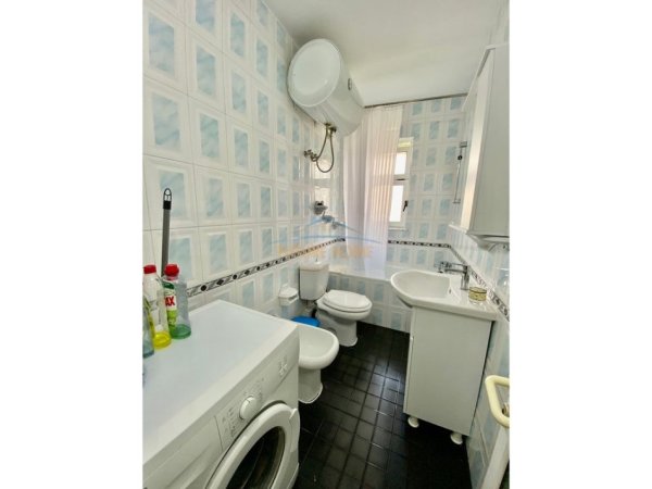 Tirane, jepet me qera apartament 2+1+Ballkon Kati 2, 80 m² 700 € (Rruga Fortuzi)