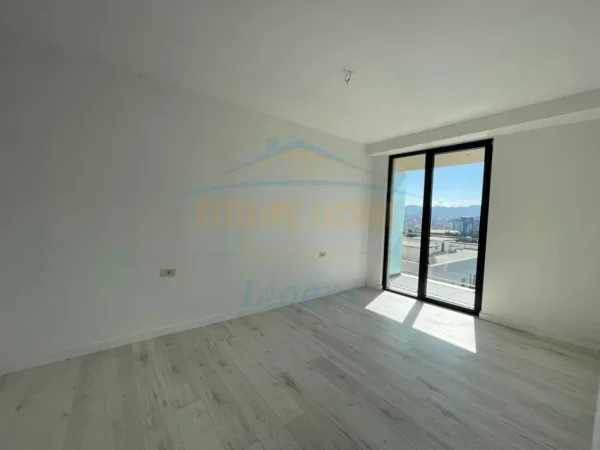 Tirane, jepet me qera ambjent biznesi Kati 10, 74 m² 700 € (Mine Peza)