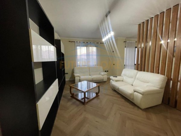 Tirane, jepet me qera apartament 2+1 Kati 5, 94 m² 600 € (Liqeni i Thate, Prane Hotel Unik)