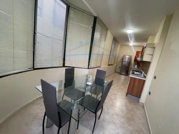 Tirane, jepet me qera apartament 2+1 Kati 5, 94 m² 600 € (Liqeni i Thate, Prane Hotel Unik)