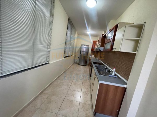 Tirane, jepet me qera apartament 2+1 Kati 5, 94 m² 600 € (Liqeni i Thate, Prane Hotel Unik)