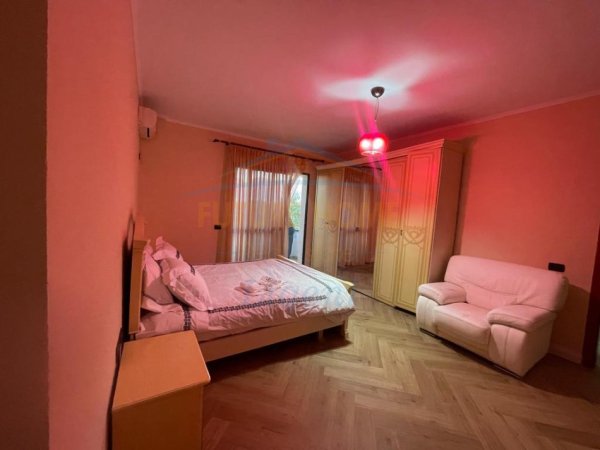 Tirane, jepet me qera apartament 2+1 Kati 5, 94 m² 600 € (Liqeni i Thate, Prane Hotel Unik)