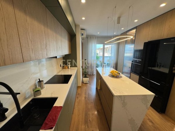 Tirane, shitet apartament 3+1+Aneks+Ballkon Kati 8, 152 m² 256.000 € (5 Maji)