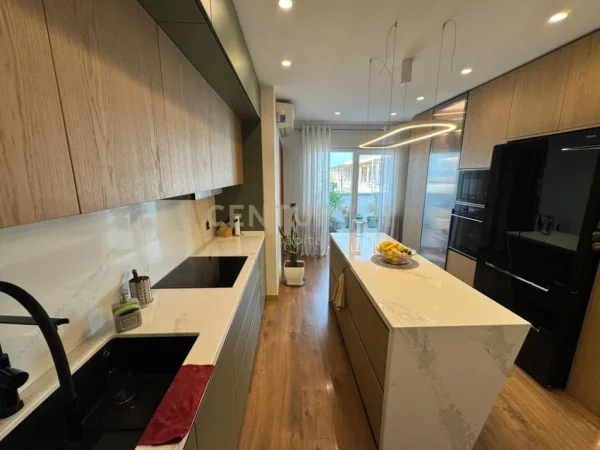 Tirane, shitet apartament 3+1+Aneks+Ballkon Kati 8, 152 m² 256.000 € (5 Maji)