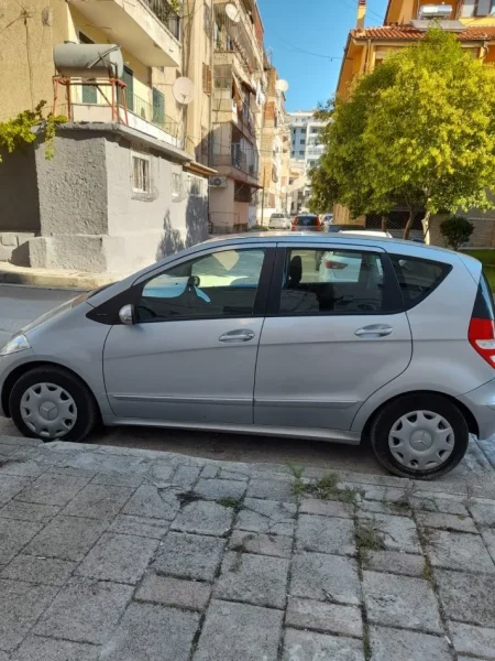 Vlore, shes makine Mercedes Benz A170 Benzin+Gaz, gri metalizato manuale Kondicioner 140 km 2.500 €