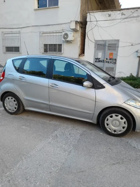 Vlore, shes makine Mercedes Benz A170 Benzin+Gaz, gri metalizato manuale Kondicioner 140 km 2.500 €