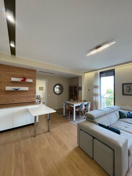 Tirane, jepet me qera apartament 3+1 Kati 3, 900 € (Pazari Ri Shkolla e Kuqe)