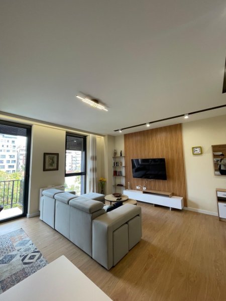 Tirane, jepet me qera apartament 3+1 Kati 3, 900 € (Pazari Ri Shkolla e Kuqe)