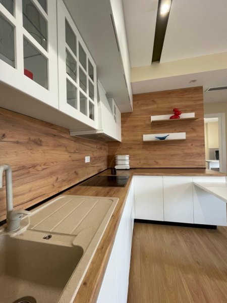 Tirane, jepet me qera apartament 3+1 Kati 3, 900 € (Pazari Ri Shkolla e Kuqe)