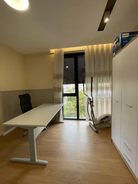 Tirane, jepet me qera apartament 3+1 Kati 3, 900 € (Pazari Ri Shkolla e Kuqe)