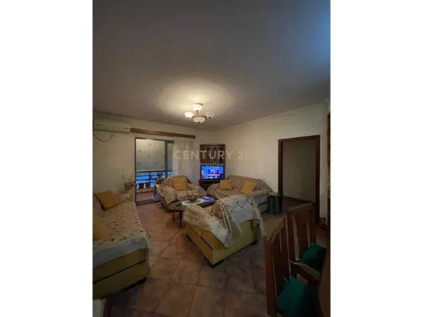 Tirane, jepet me qera apartament 2+1 Kati 4, 90 m² (Shkolla e Bashkuar)
