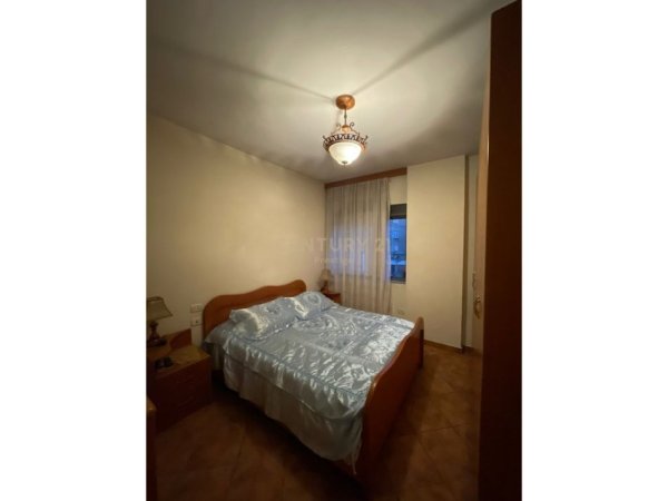 Tirane, jepet me qera apartament 2+1 Kati 4, 90 m² (Shkolla e Bashkuar)