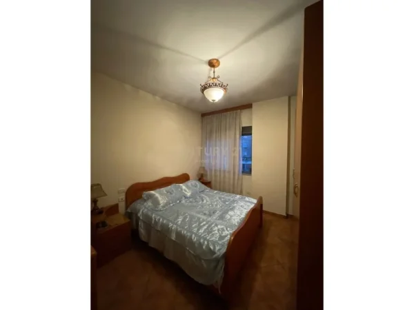 Tirane, jepet me qera apartament 2+1 Kati 4, 90 m² (Shkolla e Bashkuar)