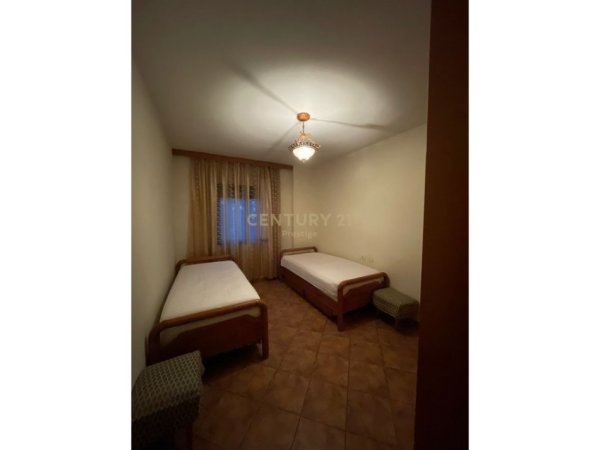 Tirane, jepet me qera apartament 2+1 Kati 4, 90 m² (Shkolla e Bashkuar)