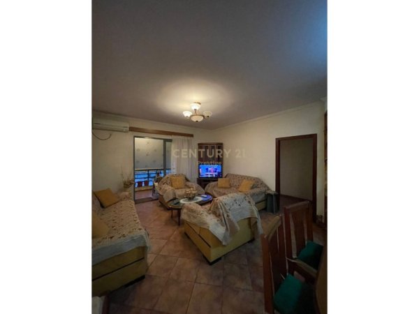 Tirane, jepet me qera apartament 2+1 Kati 4, 90 m² (Shkolla e Bashkuar)