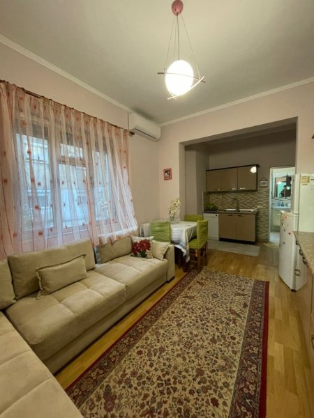 Tirane, jepet me qera apartament 3+1+Ballkon Kati 2, 120 m² 700 € (Rruga Bardhyl)