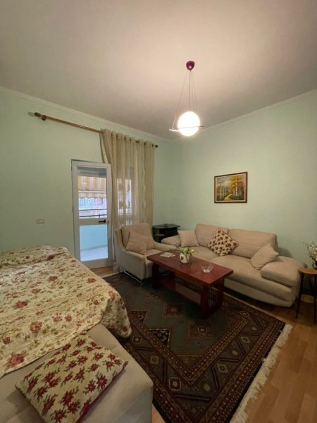 Tirane, jepet me qera apartament 3+1+Ballkon Kati 2, 120 m² 700 € (Rruga Bardhyl)