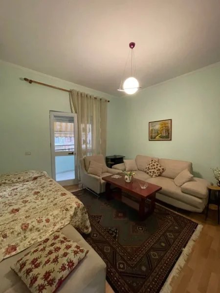 Tirane, jepet me qera apartament 3+1+Ballkon Kati 2, 120 m² 700 € (Rruga Bardhyl)