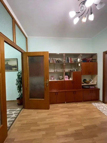 Tirane, jepet me qera apartament 3+1+Ballkon Kati 2, 120 m² 700 € (Rruga Bardhyl)