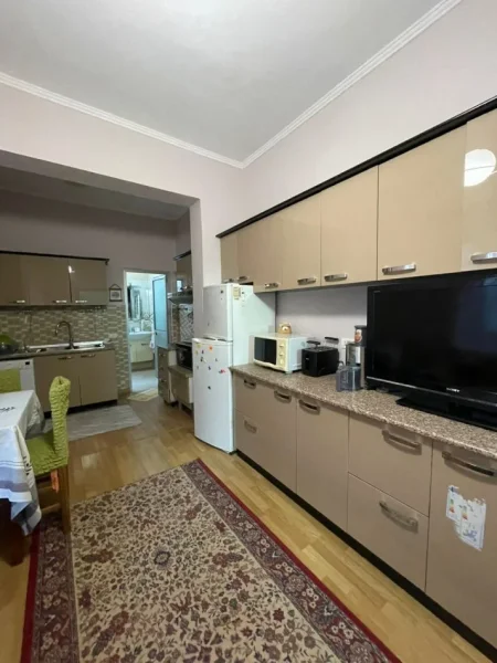 Tirane, jepet me qera apartament 3+1+Ballkon Kati 2, 120 m² 700 € (Rruga Bardhyl)