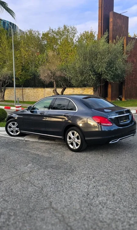 Tirane, shes makine C Class Nafte, gri metalizato automatik Klima 125.000 km 14.900 €