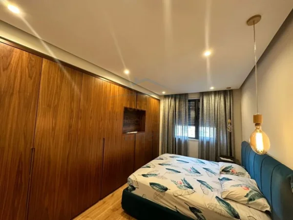 Tirane, jepet me qera apartament 3+1+Ballkon Kati 3, 108 m² 1.100 € (Rezidenca Alba)