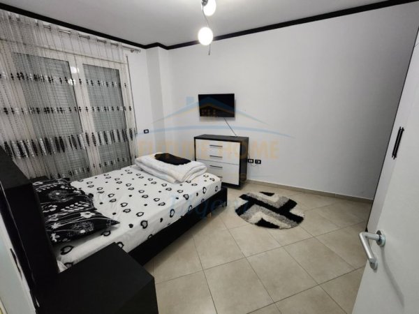 Tirane, jepet me qera apartament 2+1+Ballkon Kati 2, 800 € (Liqeni i Thate)