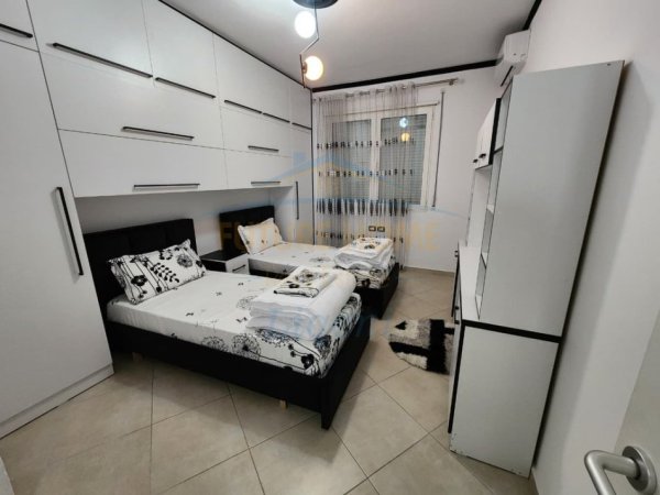 Tirane, jepet me qera apartament 2+1+Ballkon Kati 2, 800 € (Liqeni i Thate)