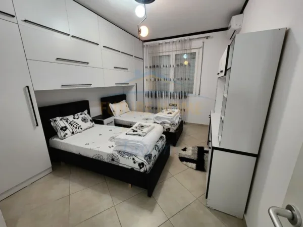 Tirane, jepet me qera apartament 2+1+Ballkon Kati 2, 800 € (Liqeni i Thate)