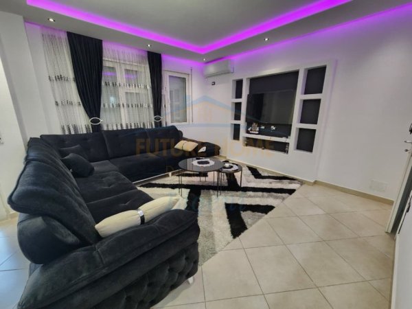 Tirane, jepet me qera apartament 2+1+Ballkon Kati 2, 800 € (Liqeni i Thate)
