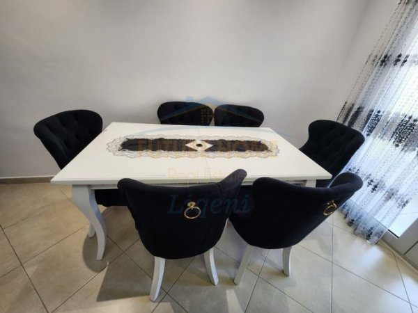 Tirane, jepet me qera apartament 2+1+Ballkon Kati 2, 800 € (Liqeni i Thate)