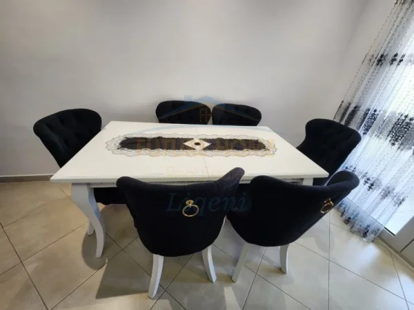 Tirane, jepet me qera apartament 2+1+Ballkon Kati 2, 800 € (Liqeni i Thate)